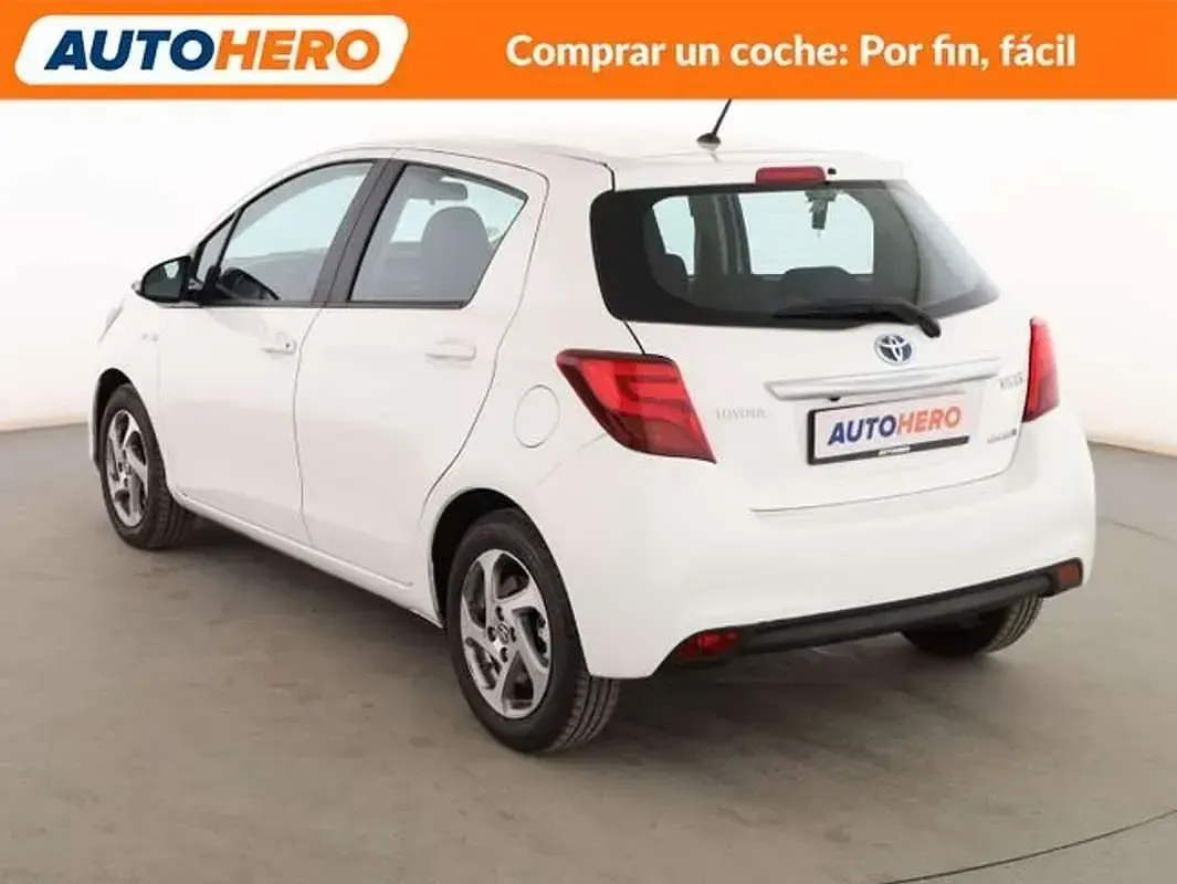 Usado Toyota Yaris Hybrid Active 101 CV (74 kW) 2016 Blanco Berlina