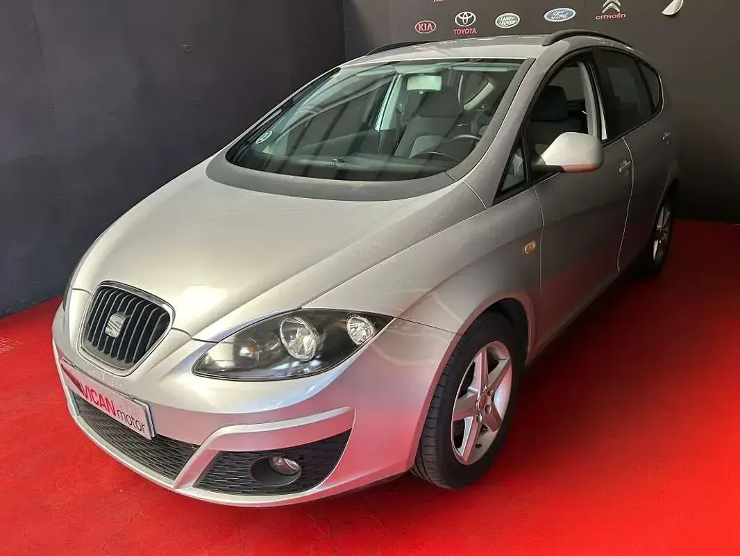 Usado Seat Altea XL Reference 105 CV (77 kW) 2010 Plateado Monovolumen