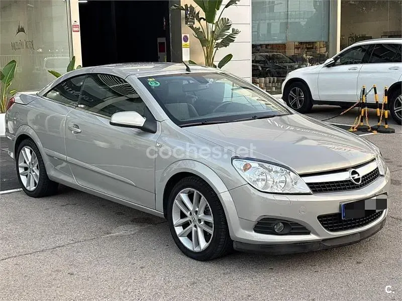 Usado Opel Astra Cabriolet Cosmo 140 CV (102 kW) 2007 Gris / plata Descapotable