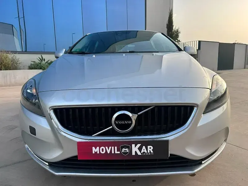 Usado Volvo V40 Momentum 120 CV (88 kW) 2017 Gris / plata Berlina