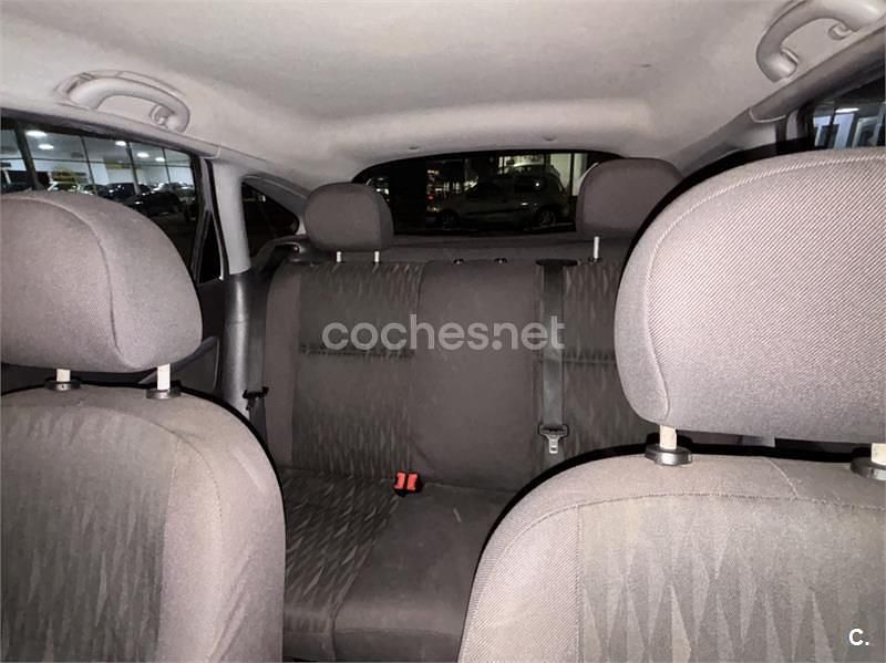 Usado Ford Focus Trend 100 CV (73 kW) 2004 Gris / plata Berlina