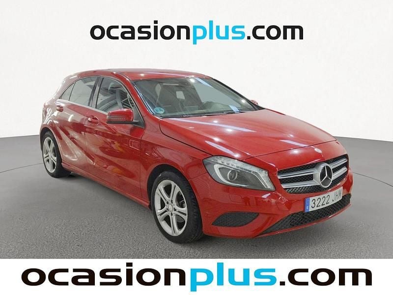 Usado Mercedes A180 Style 109 CV (80 kW) 2015 Rojo Utilitario