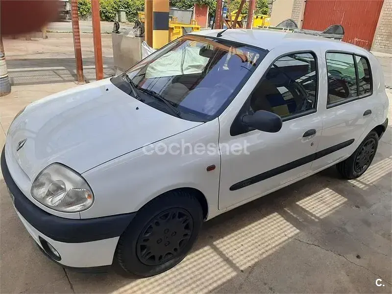 Usado Renault Clio II 80 CV (58 kW) 2001 Blanco Berlina