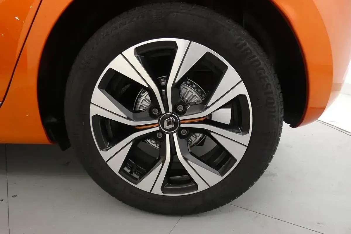 Usado Renault Clio V LIMITED 91 CV (66 kW) 2021 Naranja Utilitario