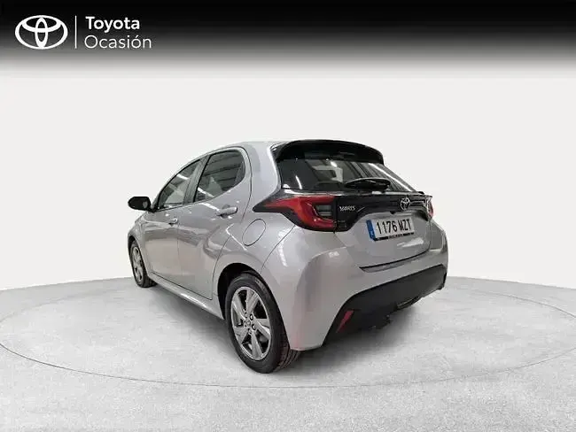 Usado Toyota Yaris Hybrid Active 116 CV (85 kW) 2025 Gris / plata Berlina