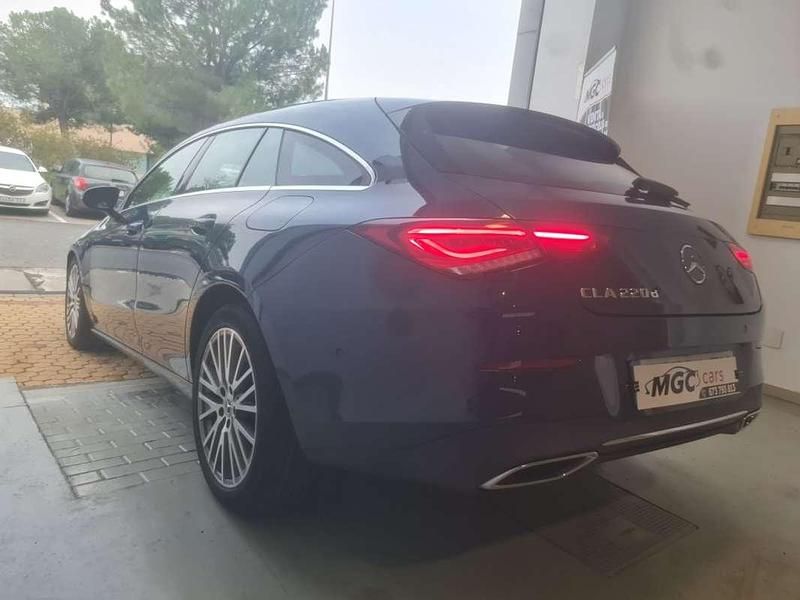 Usado Mercedes CLA220 Shooting Brake 190 CV (139 kW) 2021 Azul Familiar