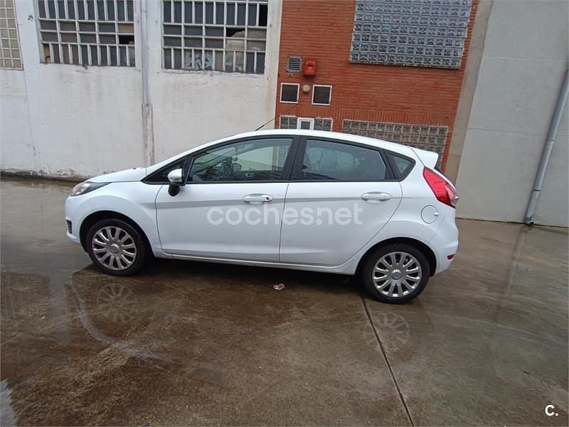 Usado Ford Fiesta Trend 82 CV (60 kW) 2014 Blanco Utilitario