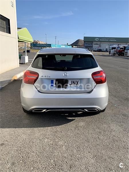 Usado Mercedes A180 Urban 109 CV (80 kW) 2016 Gris / plata Berlina