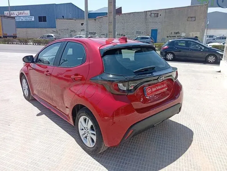 Usado Toyota Yaris 125 CV (91 kW) 2024 Rojo Utilitario