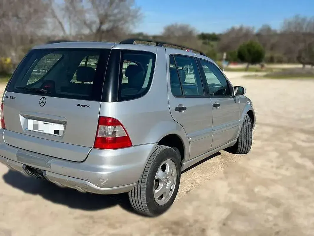Usado Mercedes ML320 218 CV (160 kW) 2003 Gris SUV