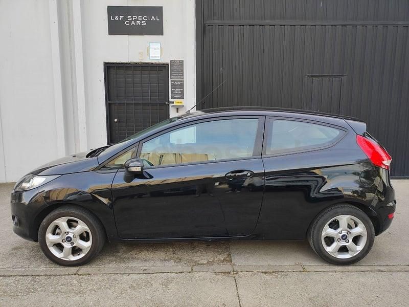 Usado Ford Fiesta Trend 82 CV (60 kW) 2010 Negro Utilitario