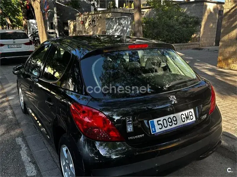 Usado Peugeot 207 70 CV (51 kW) 2009 Negro Berlina