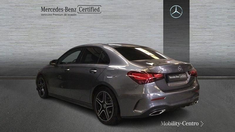 Usado Mercedes A180 136 CV (100 kW) 2024 Gris / plata Berlina