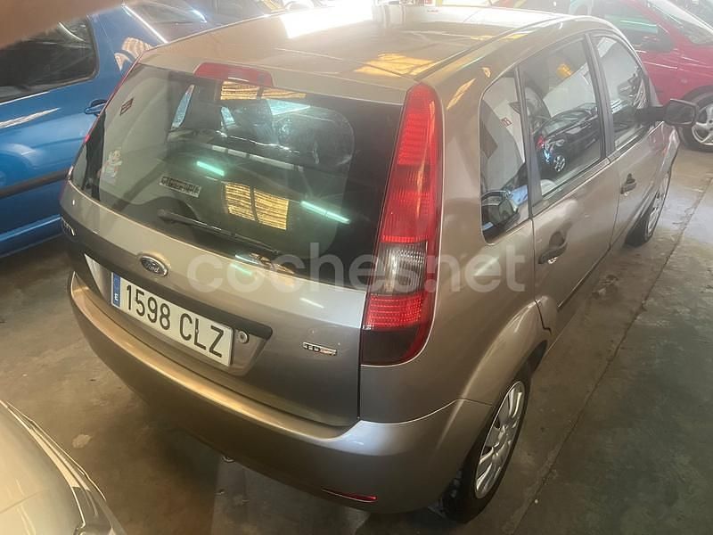 Usado Ford Fiesta Trend 68 CV (50 kW) 2004 Beige Utilitario