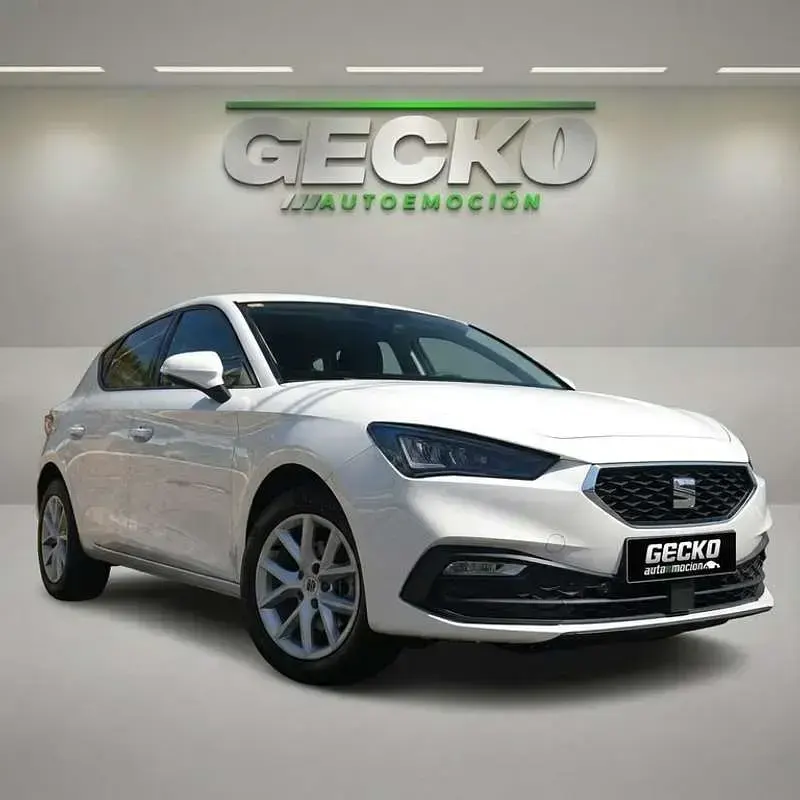 Usado Seat Leon Style 110 CV (80 kW) 2021 Blanco Utilitario