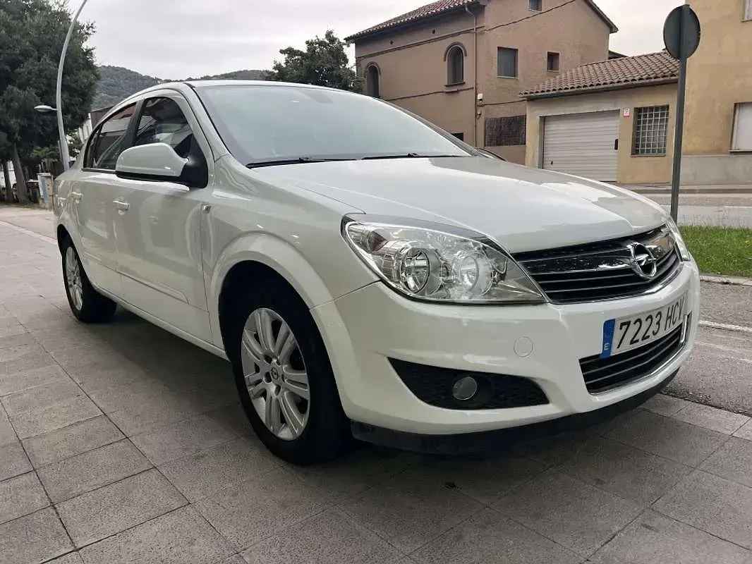 Usado Opel Astra Edition 110 CV (80 kW) 2011 Blanco Berlina