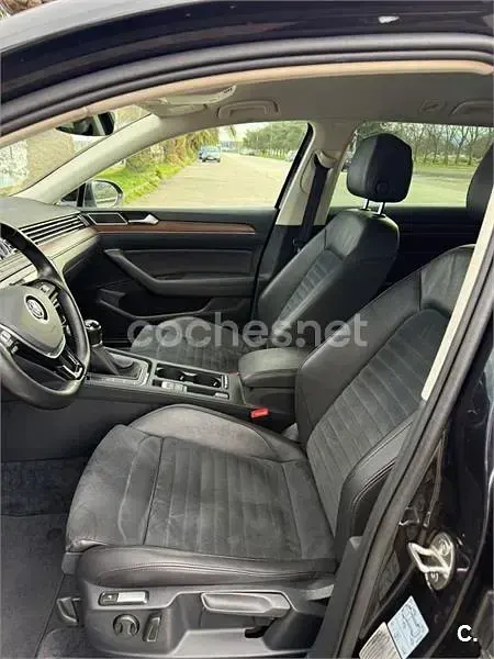 Usado VW Passat Sportline 150 CV (110 kW) 2016 Negro Familiar