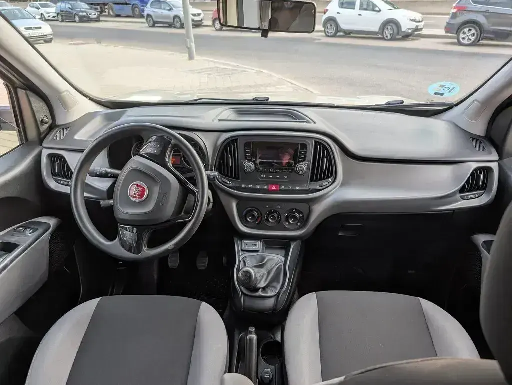 Usado Fiat Doblò Easy 95 CV (69 kW) 2016 Marrón Monovolumen
