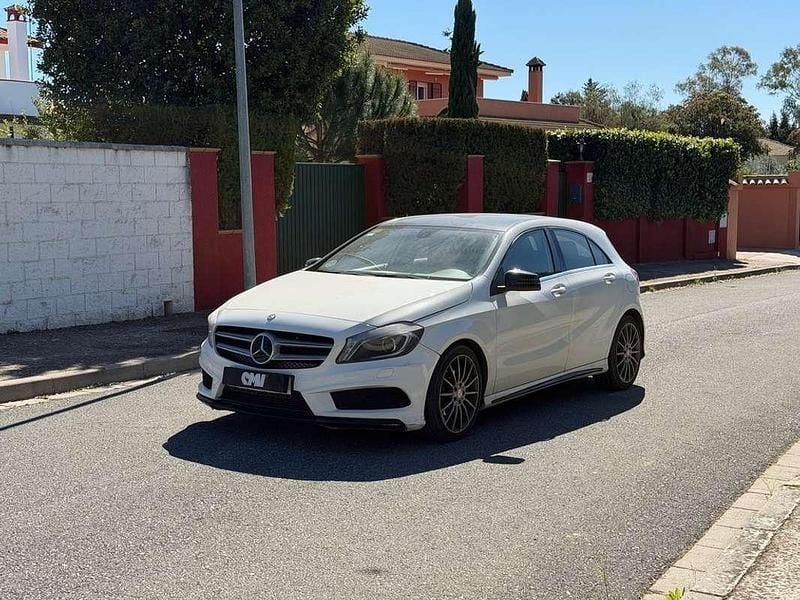 Usado Mercedes A180 AMG line 109 CV (80 kW) 2013 Blanco Utilitario