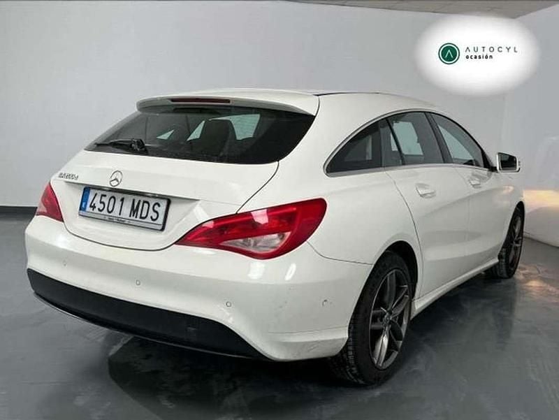 Usado Mercedes CLA200 Shooting Brake 136 CV (100 kW) 2016 Blanco Familiar