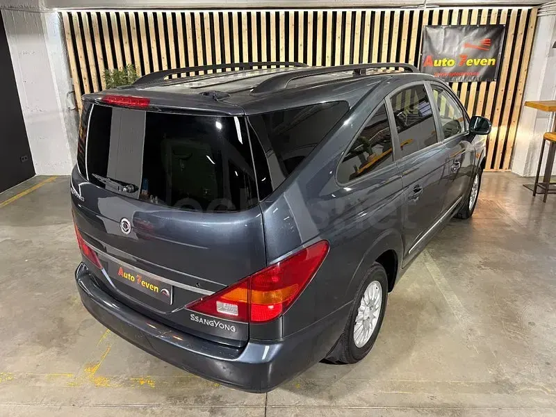 Usado SsangYong Rodius Limited 165 CV (121 kW) 2010 Gris / plata Monovolumen