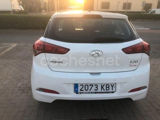 Usado Hyundai i20 75 CV (55 kW) 2017 Blanco Berlina
