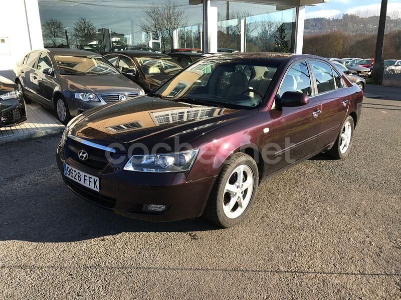 Usado Hyundai Sonata Style 140 CV (102 kW) 2006 Violeta / lila Berlina