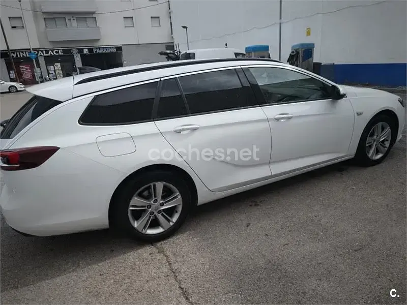 Usado Opel Insignia Selective 136 CV (100 kW) 2018 Blanco Familiar
