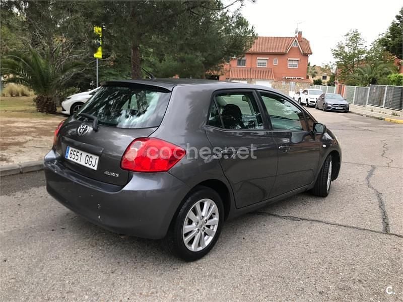 Usado Toyota Auris Luna 124 CV (91 kW) 2008 Gris / plata Utilitario