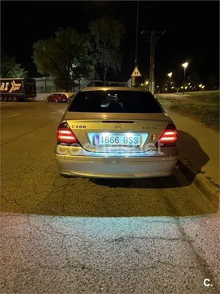 Usado Mercedes C200 Avantgarde 163 CV (119 kW) 2002 Gris / plata Berlina
