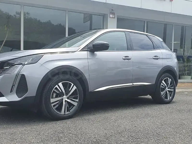 Usado Peugeot 3008 Allure 180 CV (132 kW) 2024 Gris / plata SUV