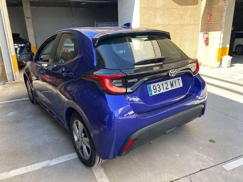 Usado Toyota Yaris Hybrid Active 116 CV (85 kW) 2025 Azul Utilitario