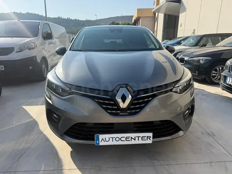 Usado Renault Clio V Techno 90 CV (66 kW) 2023 Gris / plata Berlina