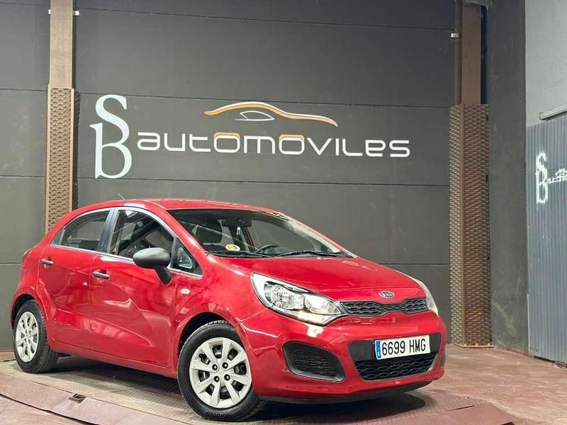 Usado Kia Rio 75 CV (55 kW) 2012 Rojo Berlina
