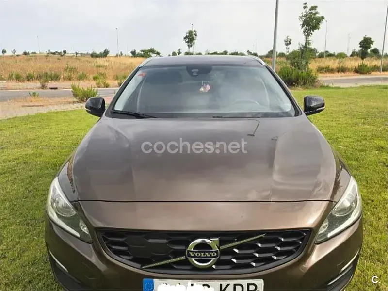 Usado Volvo V60 CC Momentum 150 CV (110 kW) 2017 Marrón Familiar