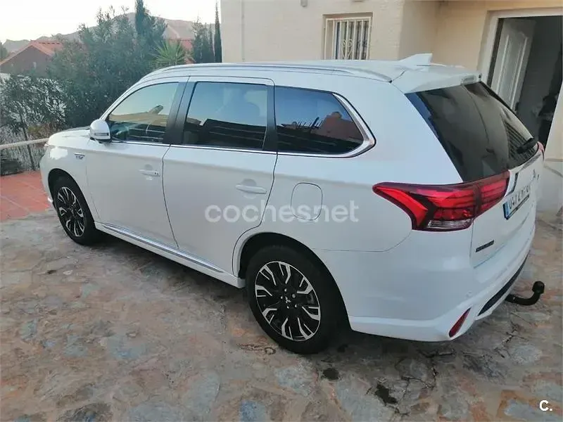 Usado Mitsubishi Outlander P-HEV 203 CV (149 kW) 2018 Blanco SUV
