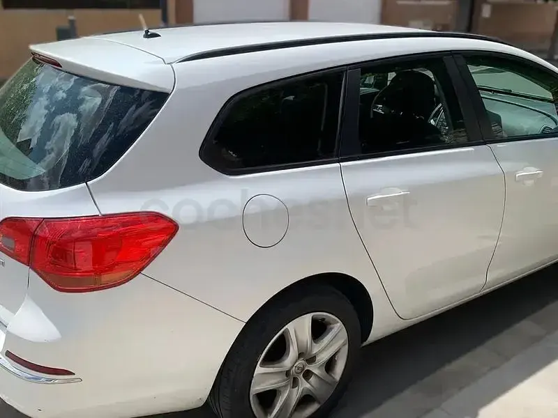 Usado Opel Astra Selective 110 CV (80 kW) 2012 Blanco Familiar