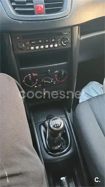 Usado Peugeot 207 75 CV (55 kW) 2007 Rojo Berlina