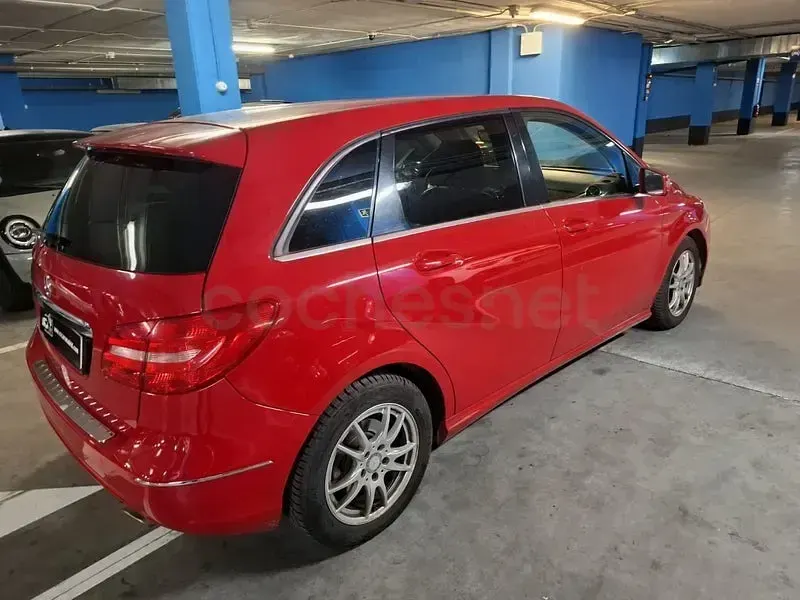 Usado Mercedes B180 122 CV (89 kW) 2012 Rojo Utilitario