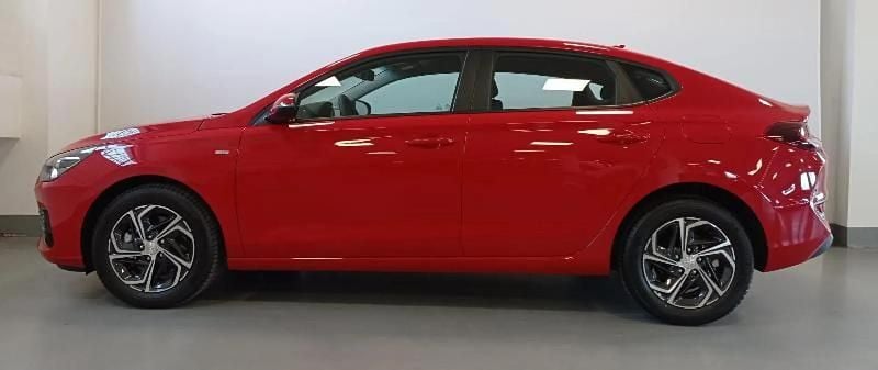 Käytetty Hyundai i30 100 HP (73 kW) 2022 Punainen
