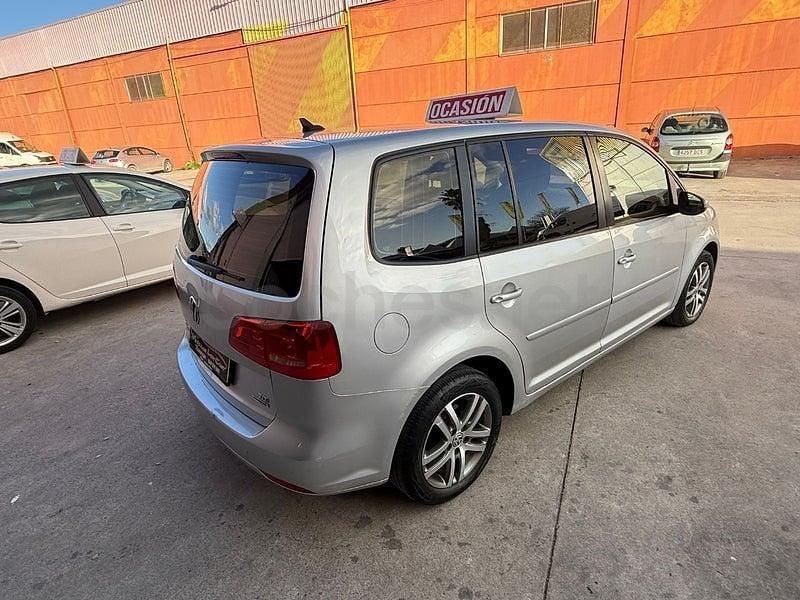Usado VW Touran Advance 105 CV (77 kW) 2012 Gris / plata Monovolumen