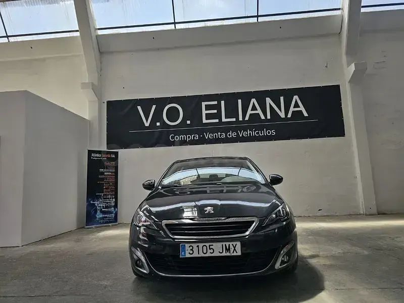 Usado Peugeot 308 Allure 120 CV (88 kW) 2016 Gris / plata Berlina