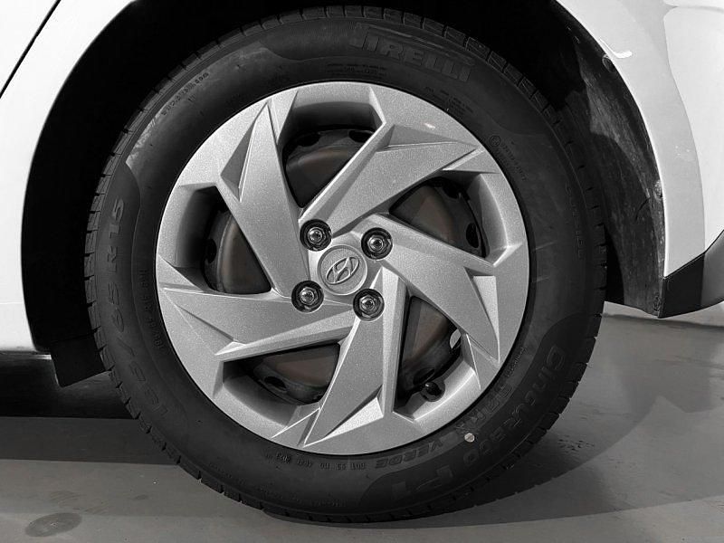 Usado Hyundai i20 84 CV (61 kW) 2022 Blanco polar Utilitario