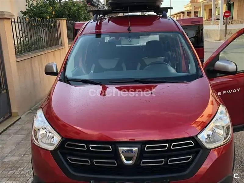 Usado Dacia Dokker Essentiel 95 CV (69 kW) 2021 Rojo Monovolumen