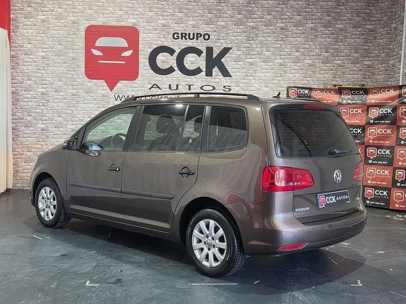 Usado VW Touran Advance 105 CV (77 kW) 2012 Marrón Monovolumen