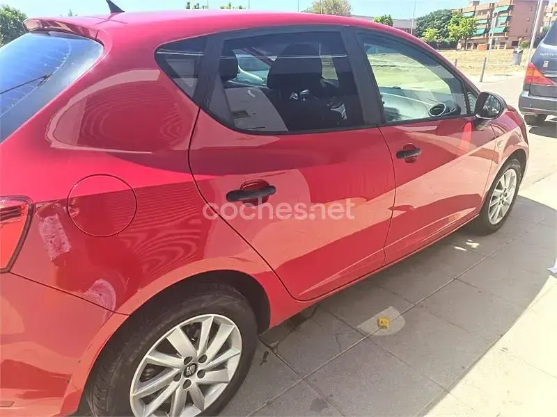 Usado Seat Ibiza Reference 90 CV (66 kW) 2016 Rojo Berlina