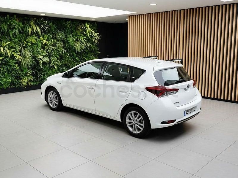 Usado Toyota Auris Hybrid Advance 136 CV (100 kW) 2018 Blanco Berlina