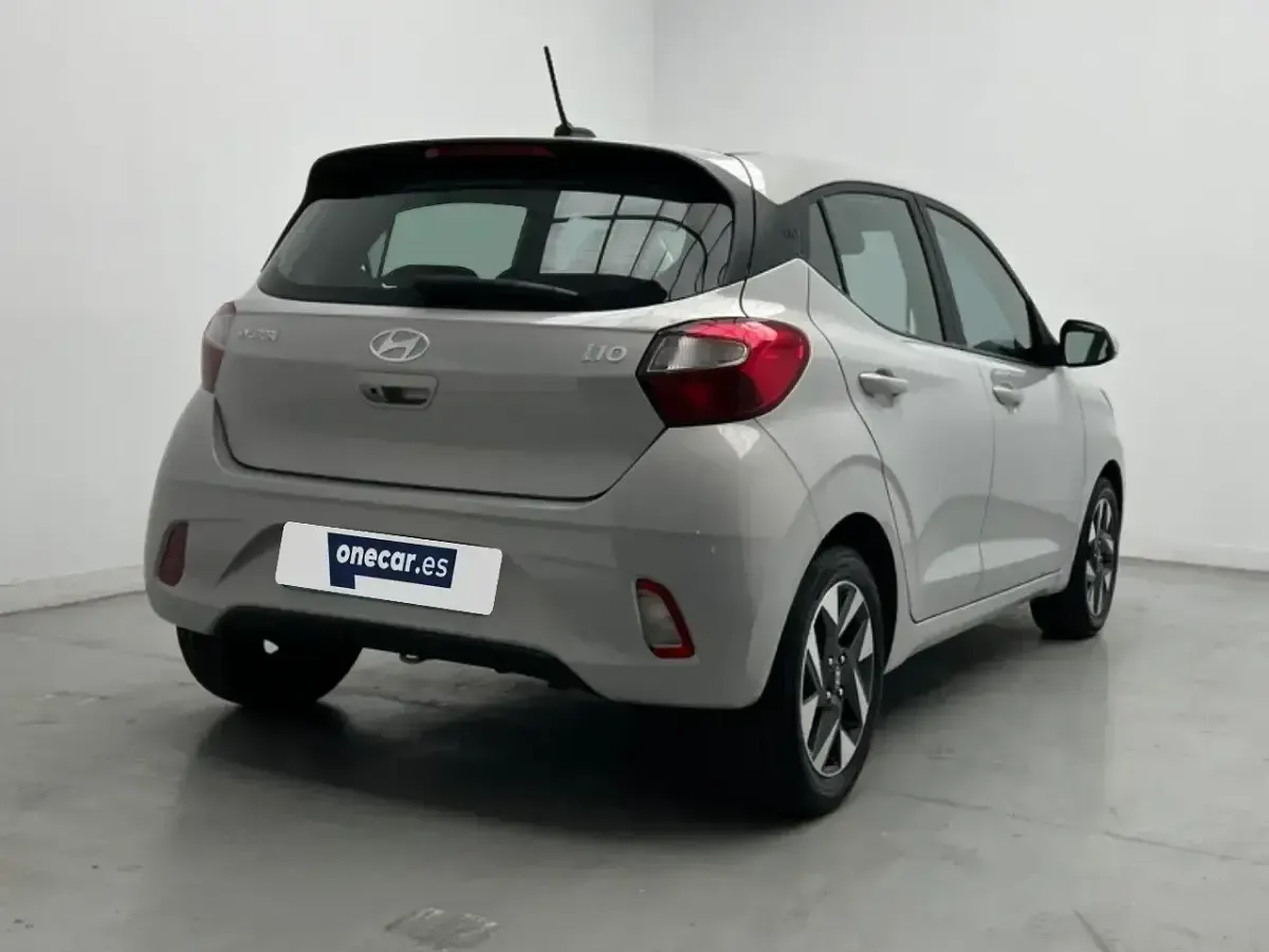 Usado Hyundai i10 67 CV (49 kW) 2023 Gris Utilitario