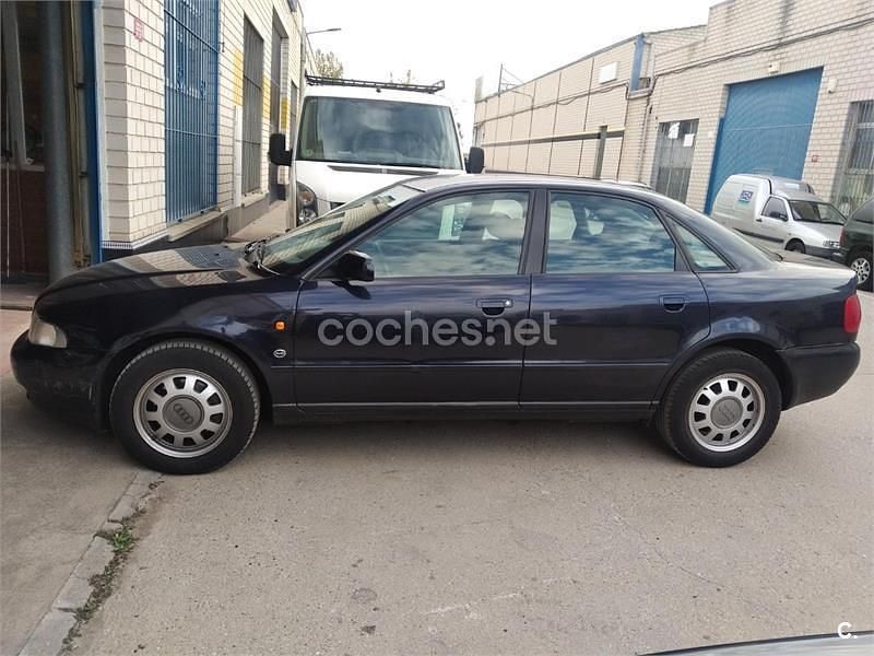 Usado Audi A4 150 CV (110 kW) 1998 Azul Berlina