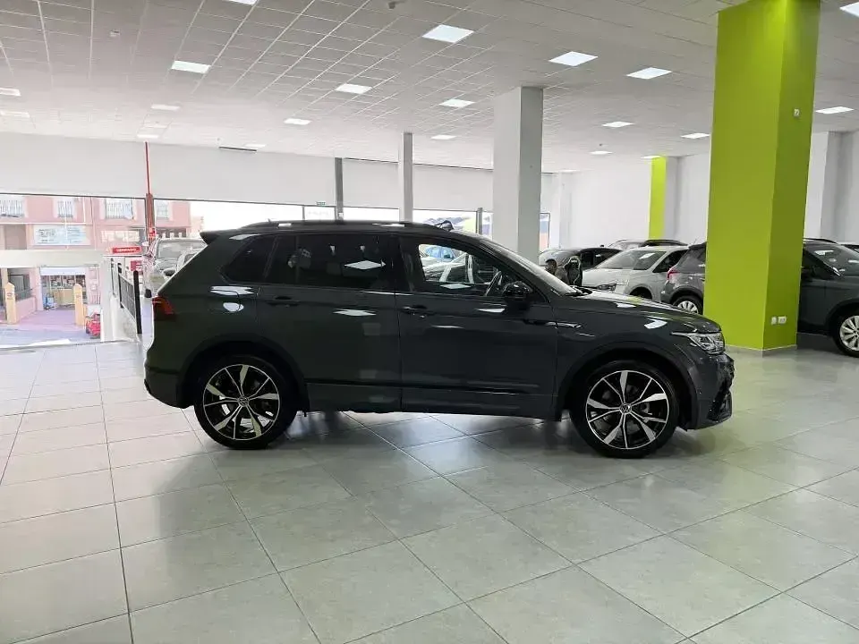 Usado VW Tiguan R-line 150 CV (110 kW) 2024 Gris SUV
